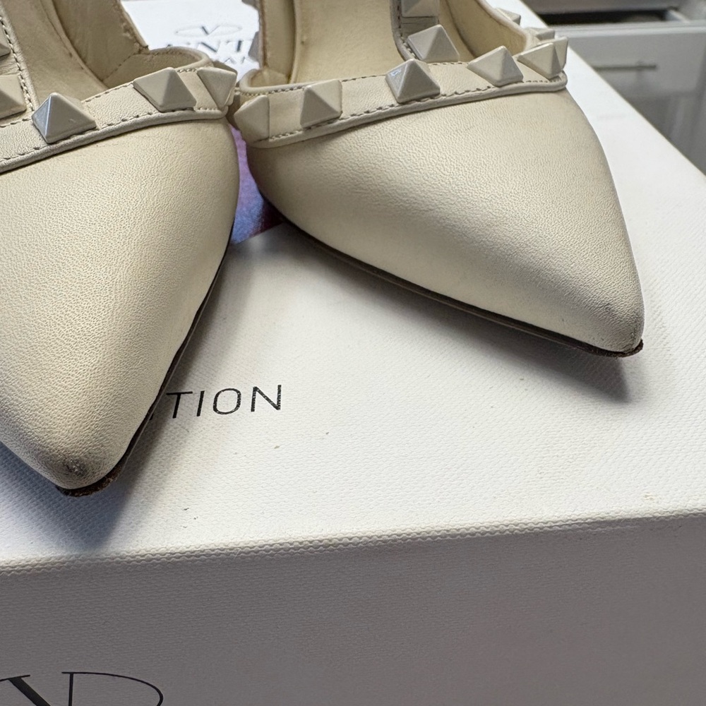 Valentino Garavani Rockstud Ivory Studded Heels Special Edition - Picture 8 of 9